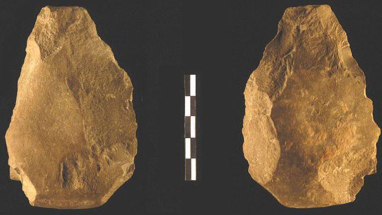 Las dos caras de un bifaz hallado en el yacimiento de Cueva Negra (Murcia), de 900.000 años de antigüedad.