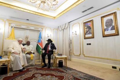 El papa Francisco se reune con el presidente de Sudán del Sur Salva Kiir en el Palacio Presidencial en Juba, este viernes.