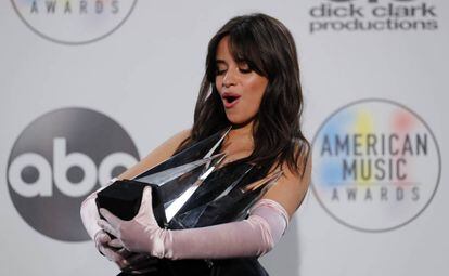 Camila Cabello con sus cuatro premios.