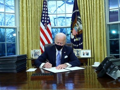 El presidente Joe Biden firma sus primeras 15 órdenes ejecutivas este miércoles.