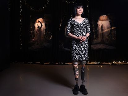 La artista japonesa Mari Katayama, en la exposición 'Loving the Alien', en la Casa Encendida, en Madrid.