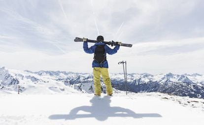Un esquiador en las montañas del valle de Arán, en el Pirineo catalán.