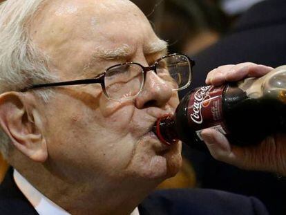 El inversor Warren Buffett, bebiendo de una botella de Coca Cola, durante la convención anual del holding Berkshire Hathaway.