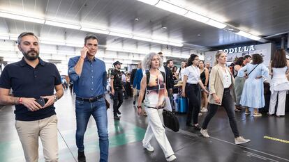 Pedro Sánchez, el sábado en la estación madrileña de Atocha antes de subirse al AVE camino de Valencia.