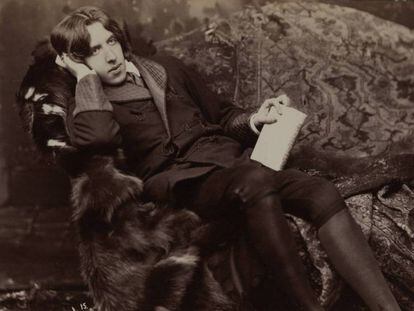 Oscar Wilde posa para una sesión fotográfica de Napoleon Sarony en 1882 en su estudio de Nueva York.
