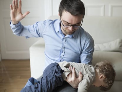 Un padre va a azotar a su hijo.