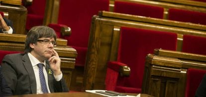 Carles Puigdemont, durante el pleno del Parlament que declar&oacute; unilateralmente la independencia de Catalu&ntilde;a. 