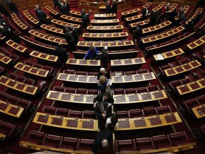 Alguns diputats grecs surten del Parlament després de la votació de la setmana passada.