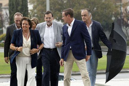 Alberto Fabra, Rita Barberá, Ana Mato (detrás), Mariano Rajoy, Antonio Clemente y Esteban González Pons, ayer en Valencia.