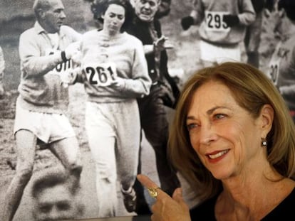 Kathrine Switzer posa ante la fotograf&iacute;a del marat&oacute;n de 1967. 