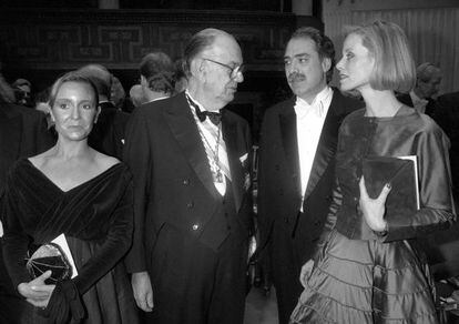 Ceremonia de entrega del Premio Nobel de Literatura a Camilo José Cela, en Estocolmo. En la imagen, el escritor , conversa con su hijo, Camilo José Cela Conde y su nuera, Giselle, en presencia de su segunda esposa, Marina Castaño, a la izquierda.