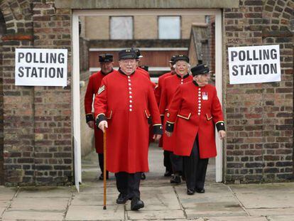 Jubilados de la armada brit&aacute;nica, residentes del Royal Hospital de Chelsea, tras votar este jueves en Londres.