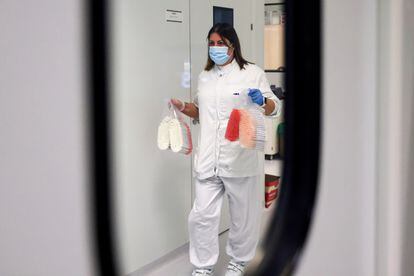 An employee of Hipra's laboratory at its headquarters in Amer, near Girona, last Thursday.