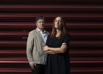 Los arquitectos Andrés Patiño y Ana Amado, autores del libro 'Habitar el agua', posan en el exterior del Museo Reina Sofía.