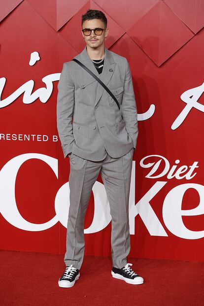 Romeo Beckham, el segundo hijo de David y Victoria Beckham, con traje de Dior.
