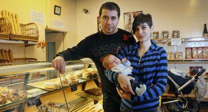 Jordi Cabau, Raquel P&eacute;rez y su hijo Asier, de dos meses.