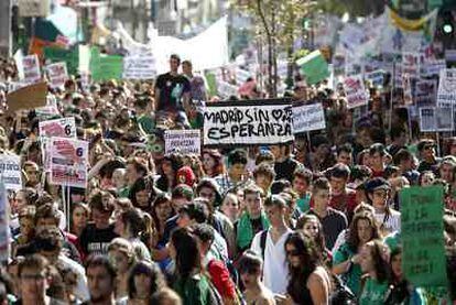 Alumnos de los institutos madrileños recorren las calles del centro de Madrid contra los recortes en la educación.