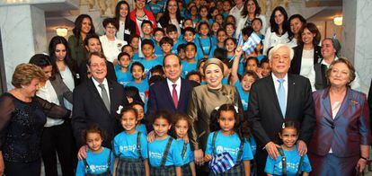 El presidente Al Sisi (centro), junto a sus homólogos griego, Prokopis Pavlopoulos (derecha), y chipriota, Nicos Anastasiades (izquierda), mientras posan con niños, el 30 de abril en Alejandría.