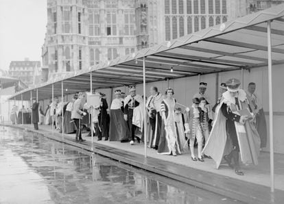 El 2 de junio de 1953 fue un día lluvioso en Londres, así que en los alrededores de la abadía de Westminster se montaron una especie de carpas para que los ilustres invitados a la ceremonia no se mojaran.