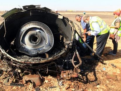 Restes de l'avió. | Foto: KHALED ELFIQI / Vídeo: REUTERS
