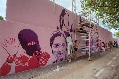 Miembros del colectivo Unlogic Crew pintan una parte del mural feminista en el polideportivo de La Concepción en Madrid.