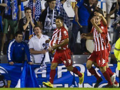 Felipe Sanch&oacute;n celebra su primer gol al Sabadell.
