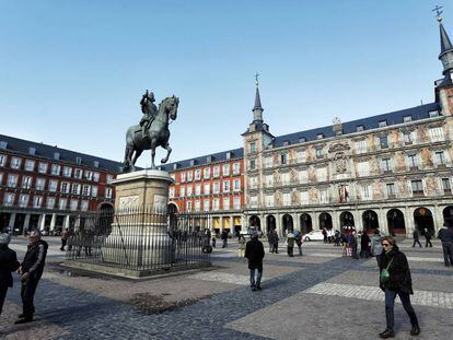 La Plaza Mayor de Madrid y la estatua de Felipe III.