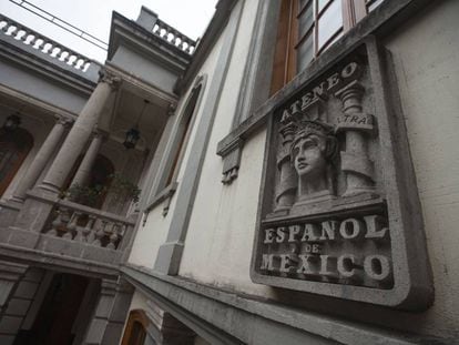 Escudo del Ateneo Espa&ntilde;ol en Ciudad de M&eacute;xico.