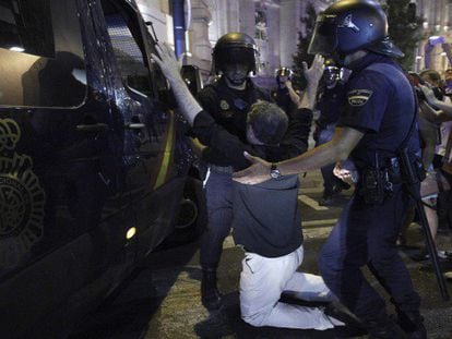 Unas 2.000 personas marcharon por el centro de Madrid desde la sede del PP para mostrar su descontento con la corrupción. La policía cargó y detuvo a un manifestante. Hay 12 heridos. Por GABRIELE FERLUGA