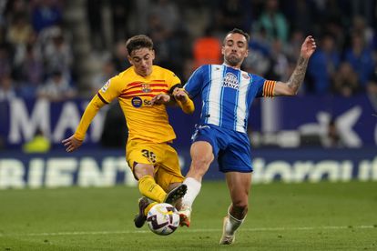 El centrocampista del FC Barcelona, Gavi , disputa el balón ante el centrocampista del Espanyol, Sergi Darder, durante el encuentro de hoy.
