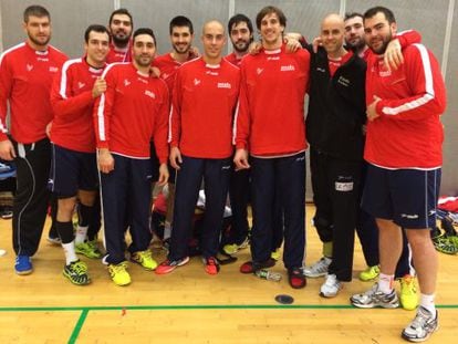 Los jugadores de la selecci&oacute;n, tras el entrenamiento de ayer.