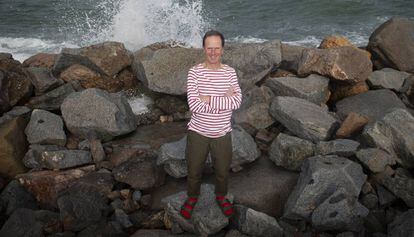 L’escriptor Phillip Hoare, al costat del mar.