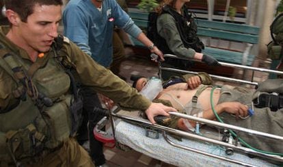Un soldado israelí herido es trasladado al hospital de Beer Sheva, en el sur de Israel