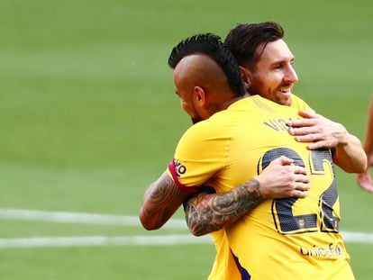 Vidal se abraza con Messi, en un partido del Barcelona de esta temporada.