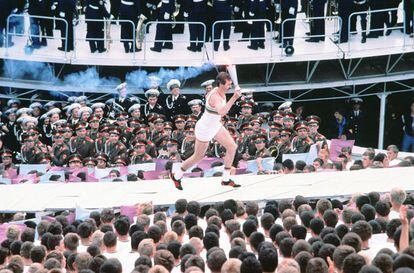 Sergei Belov portando la anttorcha en el estadio Lenin de Moscú.