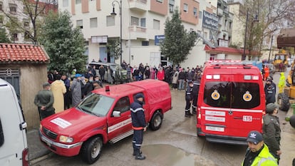 Dos ambulancias en los alrededores de la fábrica textil ilegal de Tánger (Marruecos) en la que este lunes han fallecido más de 20 trabajadores electrocutados.