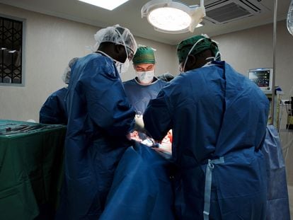 En la imagen, Madalo Gwaza es sometida a una cirugía para curarla de cáncer de cuello de útero en el Hospital Central Queen Elizabeth de Blantyre, Malawi. En vídeo, la segunda parte del mini documental Las mujeres de Blantyre.