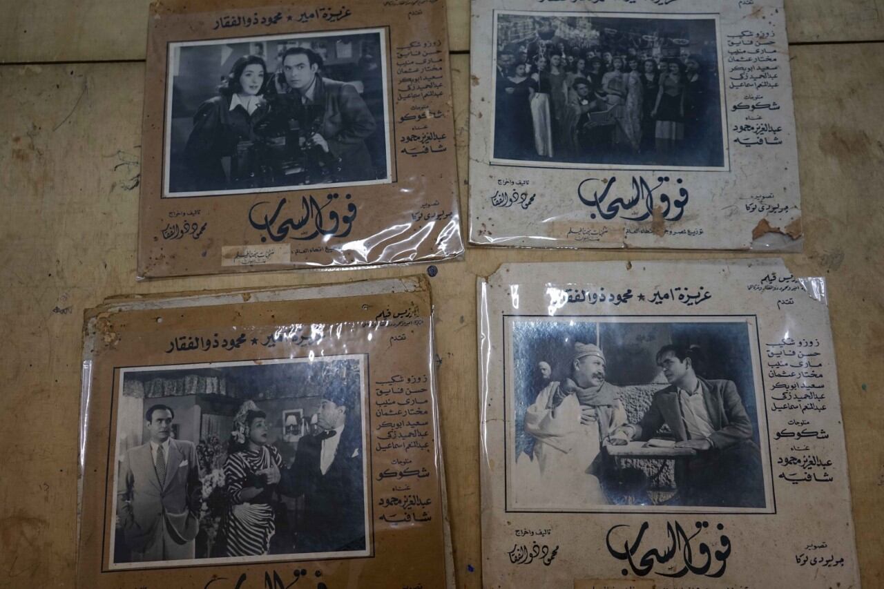 Imágenes de películas egipcias que guarda Makram Salama en su apartamento de Alejandría.