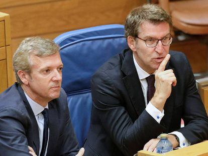 Alberto Núñez Feijóo, acompañado del vicepresidente de la Xunta, Alfonso Rueda, este miércoles en el pleno del parlamento Gallego.