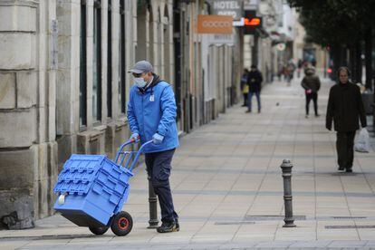 Un repartidor protegido con una mascarilla en una calle de Vitoria, este martes.