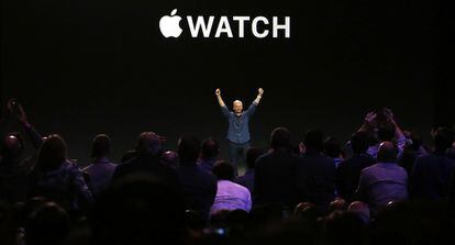 El lanzamiento del reloj inteligente era uno de los momentos más esperados del acto y representa el que Cook describió como "un nuevo capítulo en la historia de Apple". El anuncio provocó una gran ovación en el Flint Center de Cupertino, el mismo lugar donde Apple dio a conocer el primer ordenador Mac, en 1984.