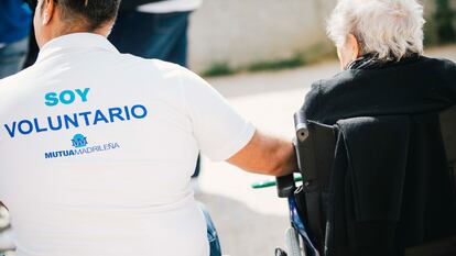 Actividad de voluntariado con personas mayores.