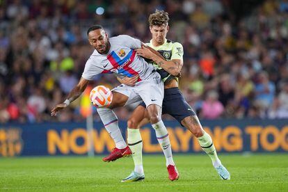 Aubameyang controla la pelota ante Stones en el amistoso Barça-City del 24 de agosto.