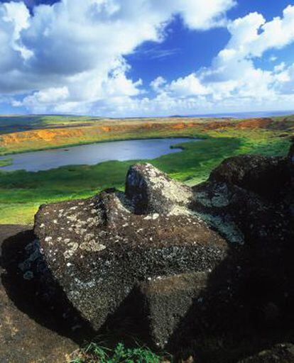 La laguna del interior del cr&aacute;ter de Rano Raraku, en la isla de Pascua.