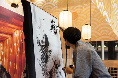 El 'sumie' es un arte monocromático japonés que un artista ejecuta, en vivo, en el estand del país nipón en Fitur 2019; también protagoniza otro de caligrafía japonesa.