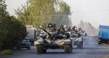 Un tanque del Ej&eacute;rcito de Azerbaiy&aacute;n se dirige hacia la frontera con Armenia. 