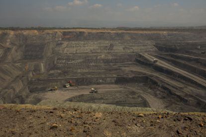 Maquinaria pesada en la mina de carbón a cielo abierto de Cerrejón, en Barrancas (Colombia).