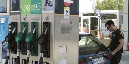 Un hombre pone gasolina a su coche en un surtidor de una gasolinera de Repsol en San Javier (Murcia). EFE/Archivo