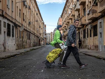 Las llamadas popularmente Casitas Rosas son unos bloques de viviendas construidas en 1957 por el entonces Ministerio de Vivienda como una solución para las familias que habían perdido sus casas en la riada de ese año. En la imagen, dos personas del barrio atraviesan una de sus calles.