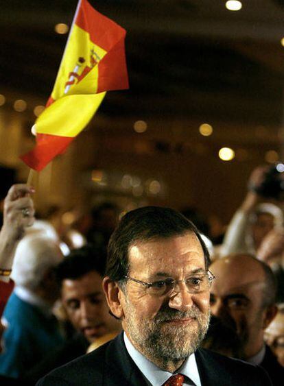 El candidato del PP, Mariano Rajoy, a su llegada a las jornadas sobre inmigración organizadas por su partido en Barcelona